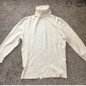 White turtleneck sweater 🌍☀️